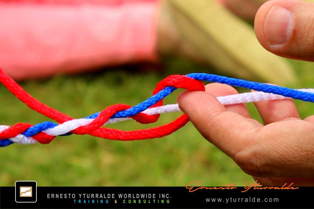 Ejercicio de cuerdas bajas para desarrollar liderazgo compartido y cooperación
