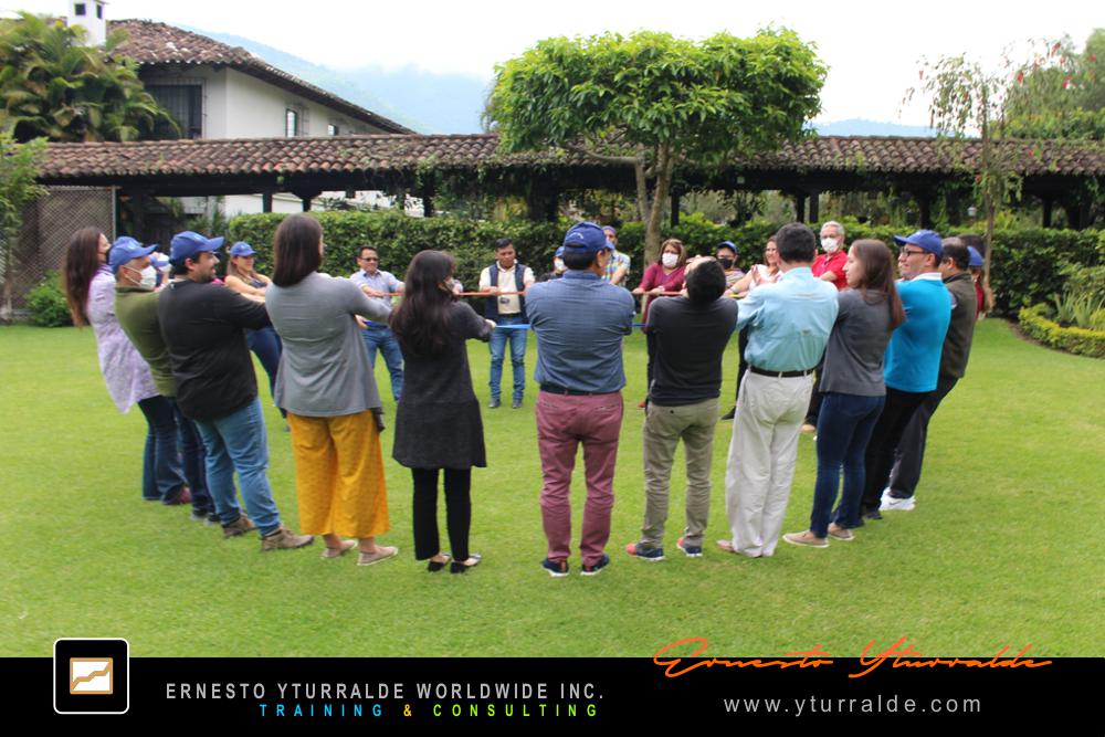 Taller de trabajo en equipo en Bogotá con retos de cooperación y comunicación